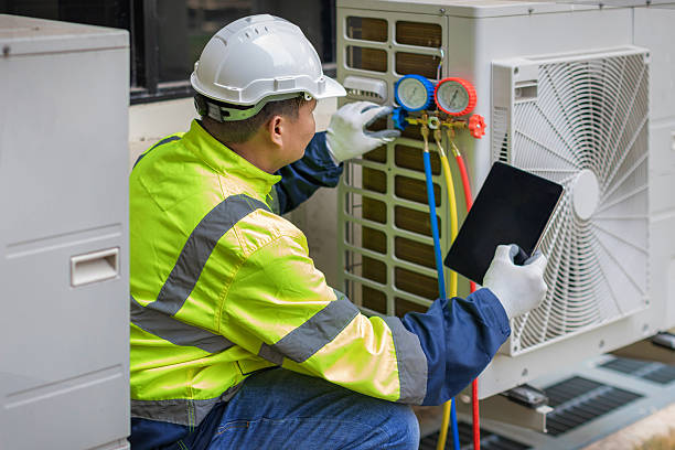 Professional Hvac technician working in Aurora, IL